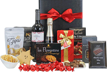 Weihnachtsgeschenk mit Wein und Snacks